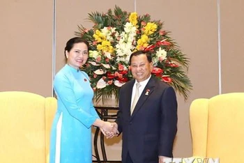 Chủ tịch Hội Liên hiệp Phụ nữ Việt Nam Hà Thị Nga chào xã giao Chủ tịch Thượng viện Vương quốc Campuchia Samdech Say Chhum.