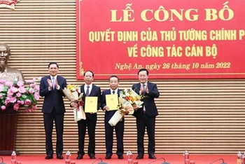 Trao quyết định và tặng hoa chúc mừng hai tân Phó Chủ tịch UBND tỉnh Nghệ An. 