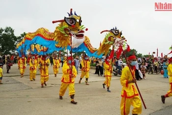 Lễ hội gắn với du lịch là nét văn hóa đặc sắc ở tỉnh Ninh Bình. (Ảnh: Lê Hồng)