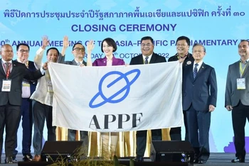 Đoàn Quốc hội Philippines tiếp nhận lá cờ APPF từ Thái Lan.
