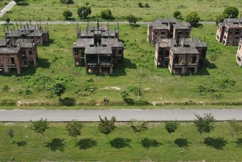 Những ngôi nhà tại một dự án khu dân cư ở huyện Nhơn Trạch bị bỏ hoang nhiều năm.