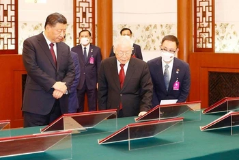 Hai Tổng Bí thư chứng kiến 13 văn kiện hợp tác song phương Việt Nam-Trung Quốc. (Ảnh: TTXVN)