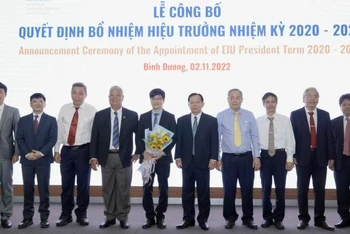 Lãnh đạo Tổng công ty Becamex IDC và Hội đồng EIU tặng hoa chúc mừng tân Hiệu trưởng EIU Ngô Minh Đức.