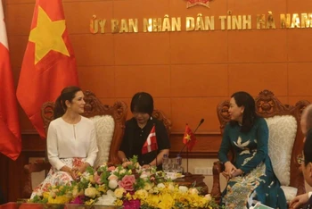 Đồng chí Phó Bí thư Thường trực tỉnh ủy Hà Nam tiếp Công nương Đan Mạch.