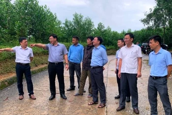 Lãnh đạo tỉnh Thanh Hóa cùng các thành viên Đoàn công tác đi kiểm tra các tuyến giao thông sau mưa, bão.