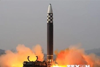 Hình ảnh do hãng thông tấn KCNA của Triều Tiên công bố về một vụ phóng thử tên lửa đạn đạo liên lục địa kiểu mới tại một địa điểm không xác định ở Triều Tiên, ngày 24/3/2022. (Ảnh: AFP/TTXVN)