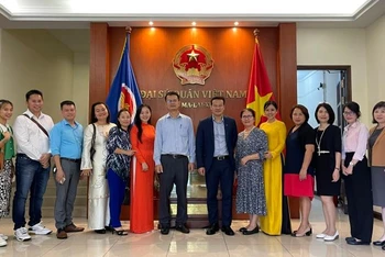 Đoàn công tác chụp ảnh lưu niệm cùng một số đại diện hội đoàn và giáo viên giảng dạy tiếng Việt tại Malaysia. (Ảnh: Ủy ban Nhà nước về người Việt Nam ở nước ngoài)