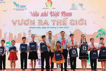 Đại diện Ban Tổ chức Sân chơi “Thiếu nhi Việt Nam - Vươn ra thế giới” năm 2022 trao quà tặng thiếu nhi tham gia Lễ phát động.