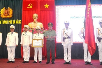 Thừa ủy quyền của Chủ tịch nước, Thiếu tướng Vũ Xuân Viên trao tặng Huân chương Chiến công hạng Ba cho Phòng Cảnh sát hình sự.