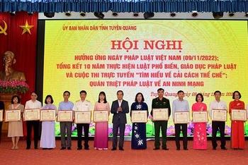 Lãnh đạo Ủy ban nhân dân tỉnh Tuyên Quang trao Bằng khen của Chủ tịch Ủy ban nhân dân tỉnh cho cá nhân có thành tích xuất sắc trong 10 năm thực hiện Luật Phổ biến, giáo dục pháp luật.