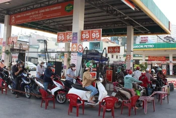 Tình trạng người dân xếp hàng chờ đợi tại các cửa hàng xăng, dầu duy trì nguồn cung vẫn đang diễn ra trên địa bàn Thành phố Hồ Chí Minh. (Ảnh: Thế Anh).
