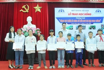 Đại diện Quỹ Toyota Việt Nam trao học bổng "Vòng tay nhân ái" tại buổi lễ.