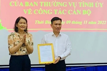 Trưởng Ban Tổ chức Tỉnh ủy Cà Mau (trái) trao Quyết định cho đồng chí Huỳnh Hảnh tại Huyện Ủy Thới Bình.