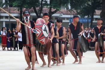 Các em học sinh dân tộc thiểu số tỉnh Kon Tum trình diễn cồng chiêng, múa xoang.