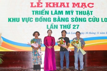 Lãnh đạo tỉnh Vĩnh Long trao thưởng cho các tác giả đoạt giải. (Ảnh: BÁ DŨNG)