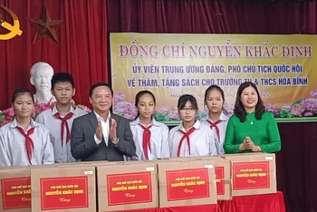 Hàng trăm đầu sách với những thông tin đa dạng, bổ ích được Phó Chủ tịch Quốc hội Nguyễn Khắc Định trao tặng.