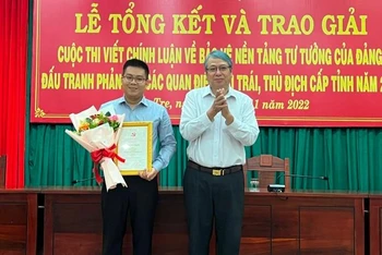 Trưởng Ban Tuyên giáo Tỉnh ủy Bến Tre Cao Văn Dũng trao giải A cho tác giả đoạt giải.