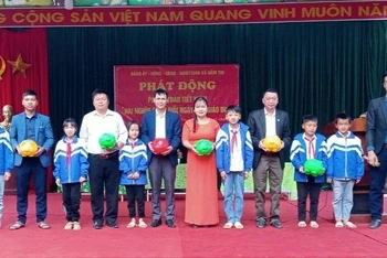 Giáo viên, học sinh các trường học trên địa bàn xã Nậm Tin, huyện Nậm Pồ hưởng ứng phong trào “nuôi” lợn đất tiết kiệm.