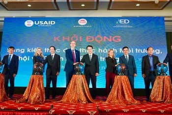 Phái đoàn ngoại giao Hoa Kỳ tại Việt Nam đã thông qua Cơ quan Phát triển quốc tế Hoa Kỳ (USAID), Bộ Kế hoạch và Đầu tư (MPI) tổ chức Diễn đàn.