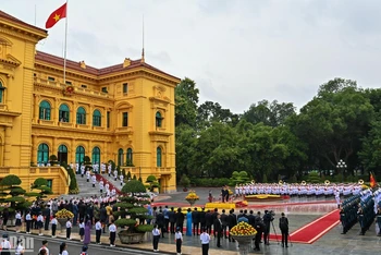 Lễ đón Tổng thống Cộng hòa Uganda Yoweri Kaguta Museveni được tổ chức trọng thể tại Phủ Chủ tịch.