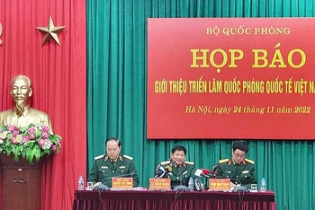 Đại diện Ban Tổ chức thông tin về các hoạt động trong khuôn khổ Triển lãm Quốc phòng quốc tế Việt Nam năm 2022.