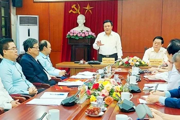 Đồng chí Nguyễn Xuân Thắng phát biểu tại buổi làm việc. 