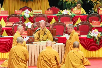 Nghi thức suy tôn Trưởng lão Hòa thượng Thích Trí Quảng lên ngôi vị Pháp chủ Giáo hội Phật giáo Việt Nam. (Ảnh: Duy Linh)
