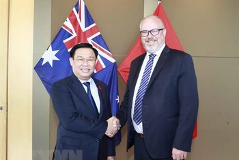 Chủ tịch Quốc hội Vương Đình Huệ tiếp đồng Bộ trưởng phụ trách Thương mại và Sản xuất Australia Tims Ayres. (Ảnh: Doãn Tấn/TTXVN)