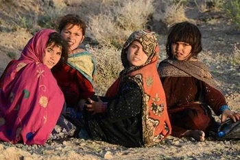 Các bé gái tại huyện Shah Wali Kot, tỉnh Kandahar (Afghanistan). (Ảnh: AFP/TTXVN)