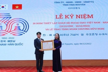 Phó Chủ tịch nước Võ Thị Ánh Xuân trao Huân chương Hữu nghị tặng ông Lee Byeong Kuk, Tổng Giám đốc Công ty Samsung Electronics Việt Nam-Thái Nguyên (SEVT).