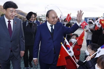 Chủ tịch nước Nguyễn Xuân Phúc tới thăm tỉnh Gyeonggi. (Ảnh: Thống Nhất/TTXVN)