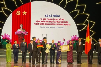 Phó Chủ tịch nước Võ Thị Ánh Xuân trao Huân chương Lao động hạng Ba tặng Quỹ Hỗ trợ bệnh nhân ung thư - Ngày mai tươi sáng.