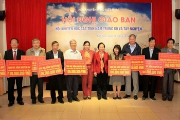 Hội Khuyến học Việt Nam trao hỗ trợ Quỹ Khuyến học các tỉnh để tặng học bổng cho học sinh nghèo, vượt khó.