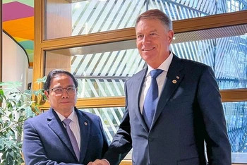 Thủ tướng Chính phủ Phạm Minh Chính gặp với Tổng thống Romania Klaus Iohannis. (Ảnh: VGP/Nhật Bắc)