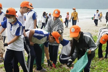 Các em học sinh và cán bộ, chiến sĩ đóng quân trên đảo thu gom rác thải tại các bãi biển.
