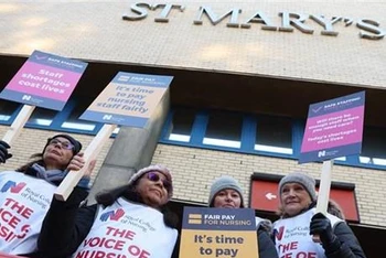 Nhân viên y tế tham gia đình công bên ngoài bệnh viện St Mary ở London (Anh), ngày 15/12/2022. (Ảnh: AFP/TTXVN)