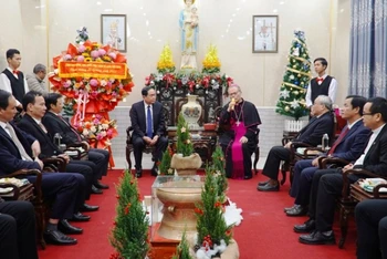 Thay mặt Tổng Giáo phận Huế, Đức Tổng Giám mục Giuse Nguyễn Chí Linh đã bày tỏ sự vui mừng và cảm ơn sự quan tâm của lãnh đạo Đảng, Nhà nước trong mùa Giáng sinh năm nay.