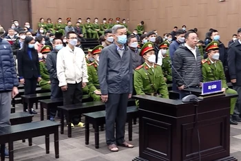 Các bị cáo nghe đại diện Viện kiểm sát nhân dân thành phố Hà Nội nêu quan điểm giải quyết vụ án tại phiên toà xét xử.