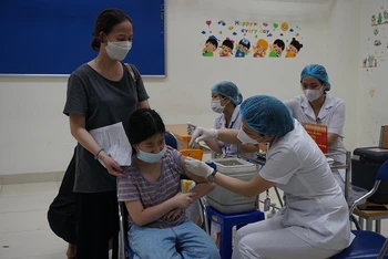 Các nhân viên y tế Hà Nội tiêm vaccine phòng, chống dịch Covid-19.
