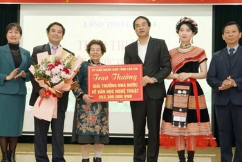 Chủ tịch Ủy ban nhân dân tỉnh Trịnh Xuân Trường trao thưởng cho gia đình cố Nghệ sĩ nhân dân Lương Kim Vĩnh.
