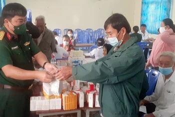 Bệnh viện Quân dân y tỉnh Sóc Trăng và Trung tâm Y tế huyện Long Phú khám bệnh, cấp thuốc miễn phí cho nhân dân tại xã Song Phụng, huyện Long Phú.