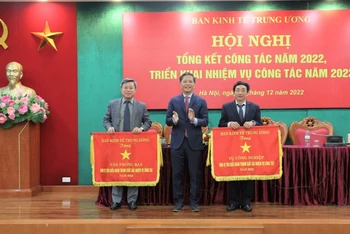 Đồng chí Trần Tuấn Anh trao Bằng khen Thủ tướng Chính phủ tặng các đồng chí thuộc Ban Kinh tế Trung ương đã hoàn thành xuất sắc các nhiệm vụ trong thời gian qua.