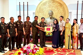 Đoàn công tác của Bộ Tư lệnh Cảnh vệ Quân đội Hoàng gia Campuchia tặng quà và chúc Tết lãnh đạo tỉnh Sóc Trăng.