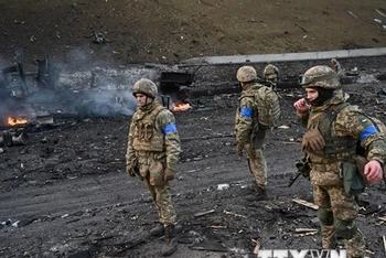 Binh sĩ Ukraine tại khu vực giao tranh ở thủ đô Kiev, ngày 26/2/2022. (Ảnh: AFP/TTXVN)