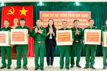 Đại tướng Phan Văn Giang tặng quà Tết cho các đơn vị lực lượng vũ trang đóng trên địa bàn Quảng Ngãi.