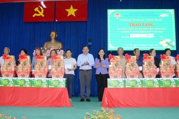 Các hộ nông dân khó khăn tại huyện Củ Chi, Thành phố Hồ Chí Minh nhận quà Tết.