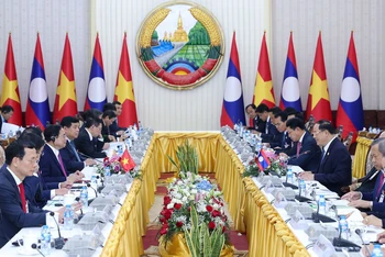 Quang cảnh cuộc hội đàm giữa Thủ tướng Phạm Minh Chính và Thủ tướng Sonexay Siphandone. (Ảnh: Nhật Bắc)