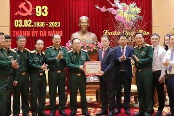 Trung tướng Thái Đại Ngọc và Đoàn công tác Bộ Tư lệnh Quân khu 5 chúc Tết Đảng bộ, chính quyền, nhân dân thành phố Đà Nẵng.