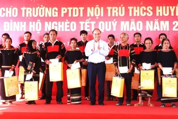 Chủ tịch nước Nguyễn Xuân Phúc tặng quà Tết Nguyên đán Quý Mão 2023 cho các hộ đồng bào dân tộc thiểu số có hoàn cảnh khó khăn trên địa bàn huyện Krông Búk.