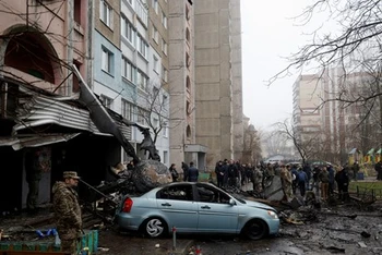 Hiện trường vụ rơi máy bay trực thăng tại Ukraine. (Ảnh: Reuters)